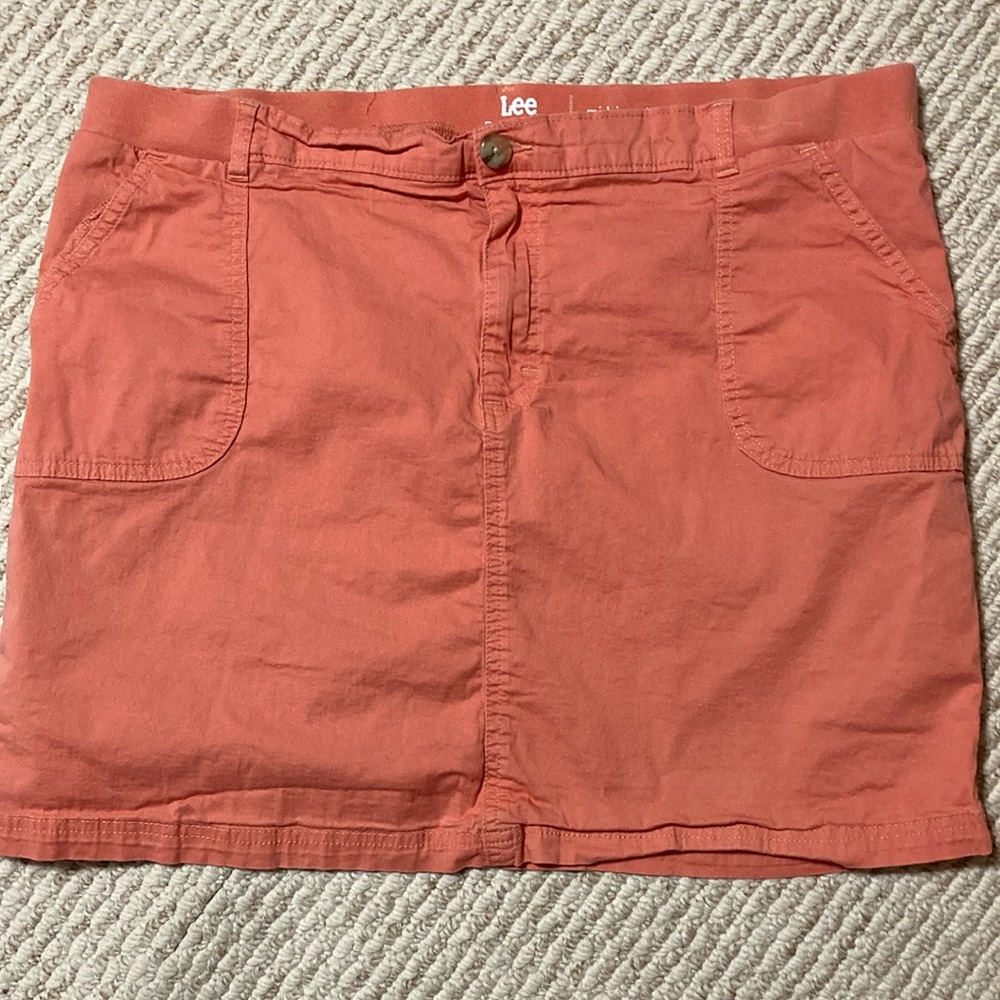 Lee Midrise Skort in Peachy Terracotta - size 20